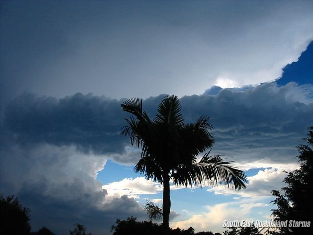 5:27pm - Massive inflow band feeding the NE of the HP