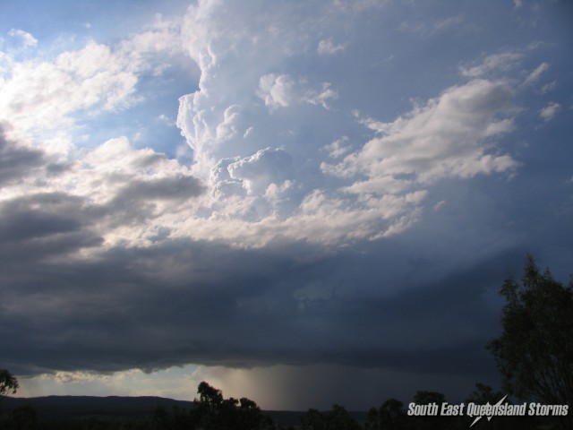 Explosive SW flank on the storm SW of Gatton with a shelfy and hailshafts.